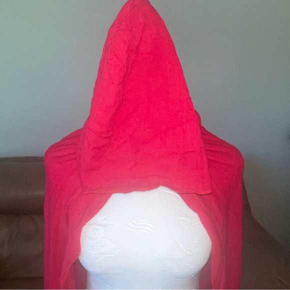 Red Cape - Picture 4 of 6